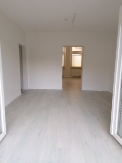 Blick vom Balkon ins Wohnzimmer/Esszimmer Blick vom Balkon ins Wohnzimmer/Esszimmer