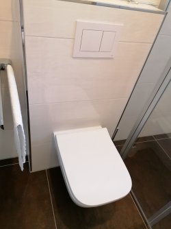 Frisch renoviertes und modernisiertes Badezimmer Frisch renoviertes und modernisiertes Badezimmer
