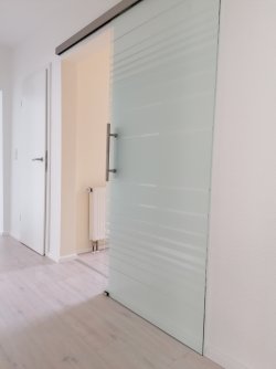 Moderne Glasschiebetür am Kücheneingang Moderne Glasschiebetür am Kücheneingang