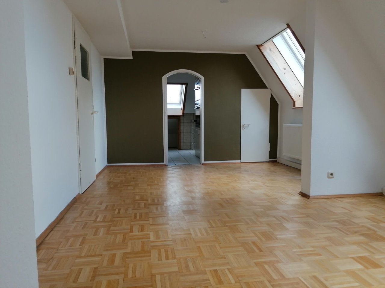 Wohnzimmer/ Hinten die Küche Wohnzimmer/ Hinten die Küche