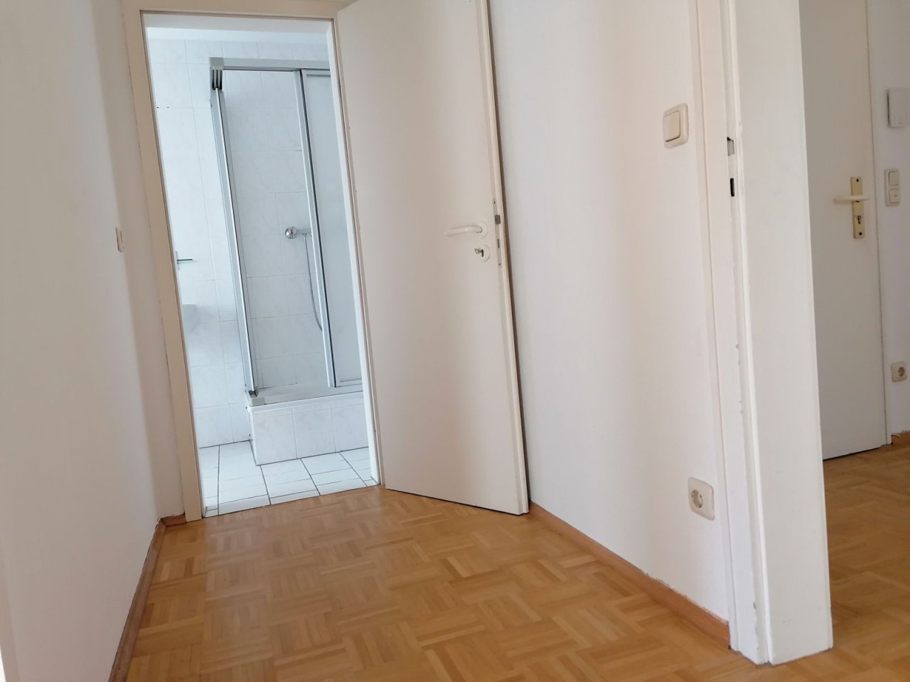 Breiter Flur zum Badezimmer Breiter Flur zum Badezimmer
