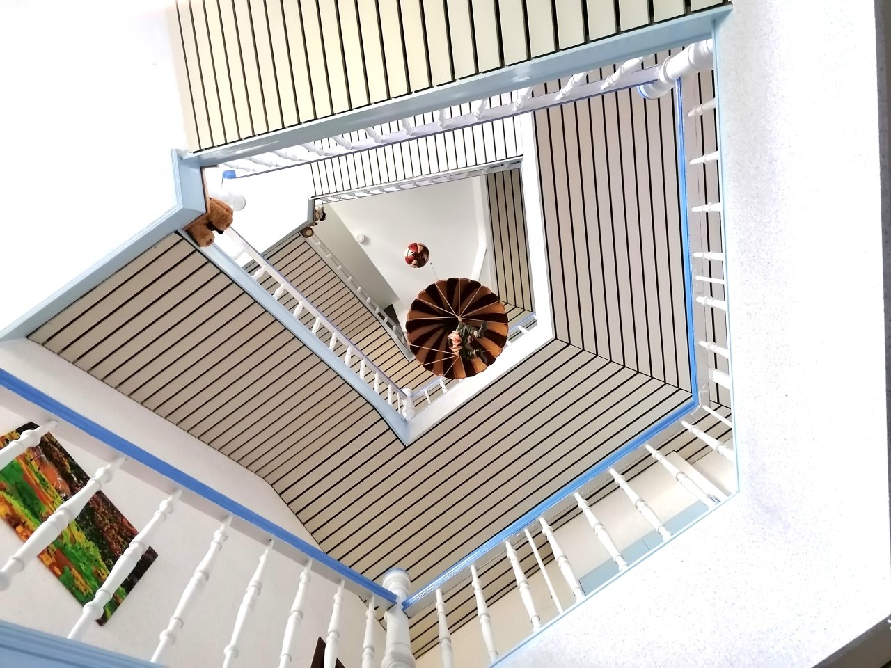 Blick nach oben von unten im Treppenhaus Blick nach oben von unten im Treppenhaus