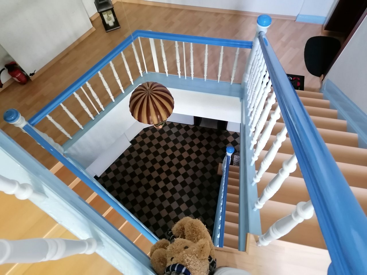 Blick nach unten von der Treppe aus dem 2.OG Blick nach unten von der Treppe aus dem 2.OG