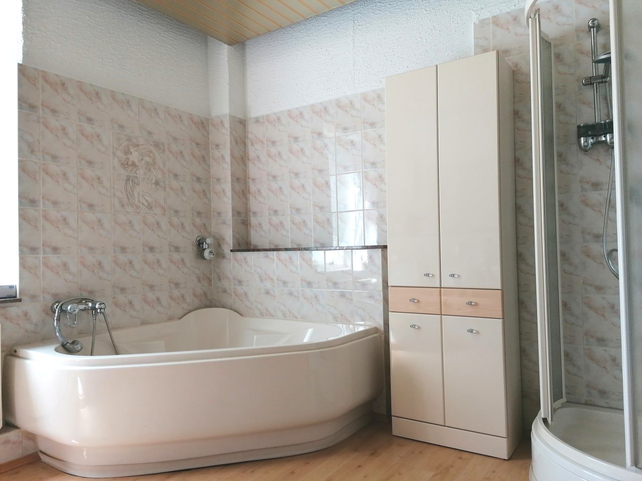 1.OG-links Badezimmer 1.OG-links Badezimmer