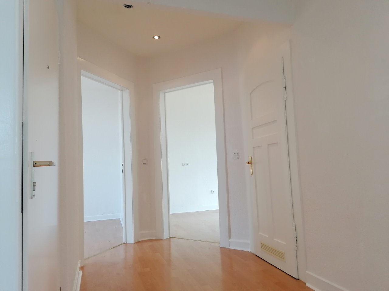 Diele Blick Richtung Schlafzimmer 2 und Küche Diele Blick Richtung Schlafzimmer 2 und Küche