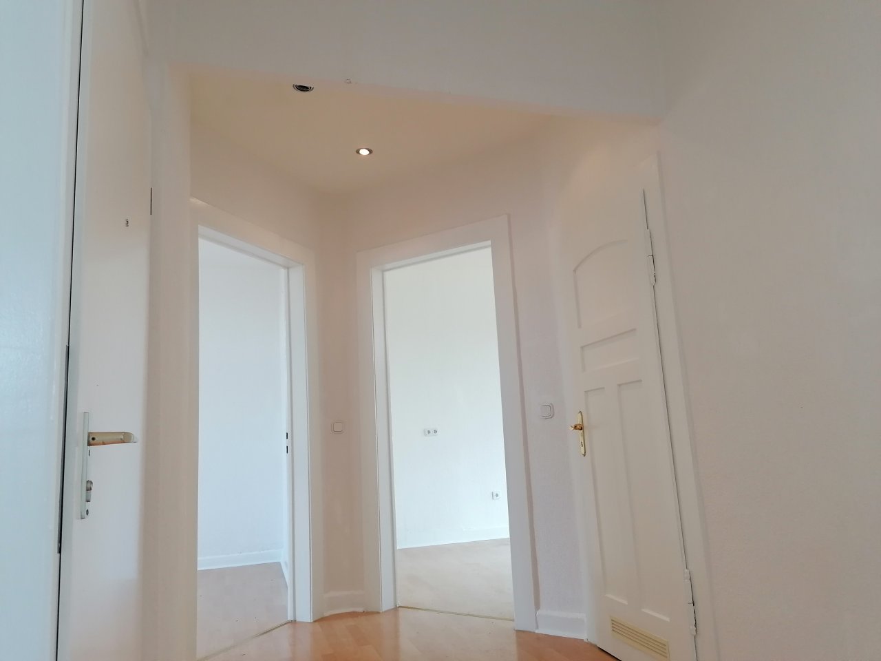 Diele Blick Richtung Schlafzimmer 2 und Küche Diele Blick Richtung Schlafzimmer 2 und Küche
