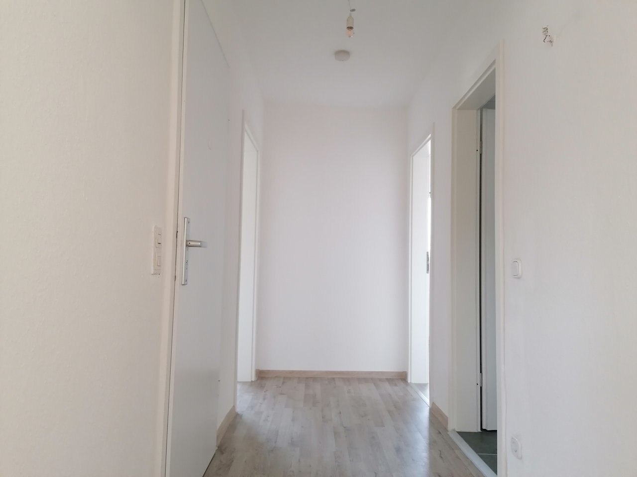 Flur Blick Richtung Schlafzimmer und Badezimmer Flur Blick Richtung Schlafzimmer und Badezimmer