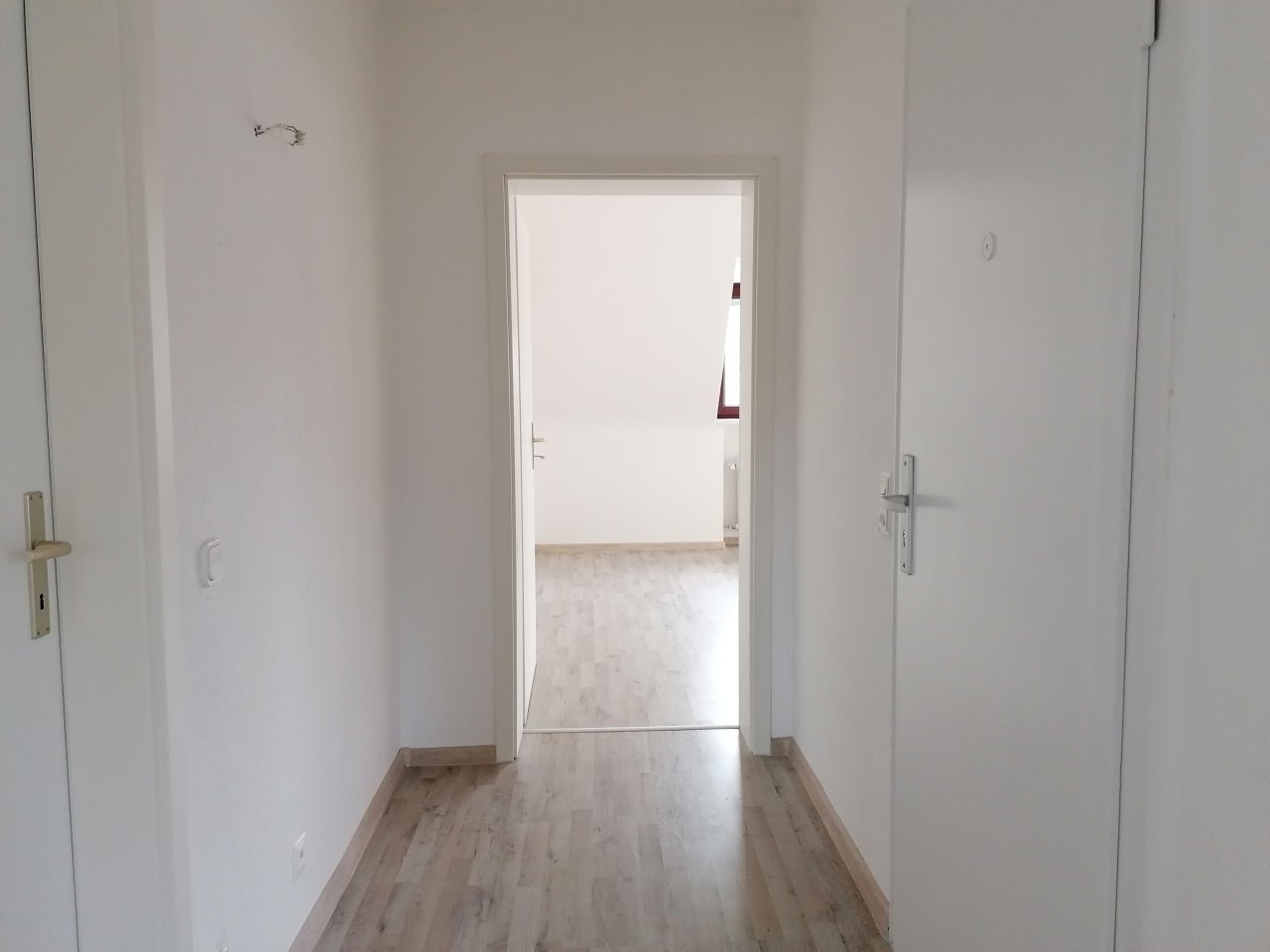 Flur Blick Richtung Wohnzimmer und Küche Flur Blick Richtung Wohnzimmer und Küche