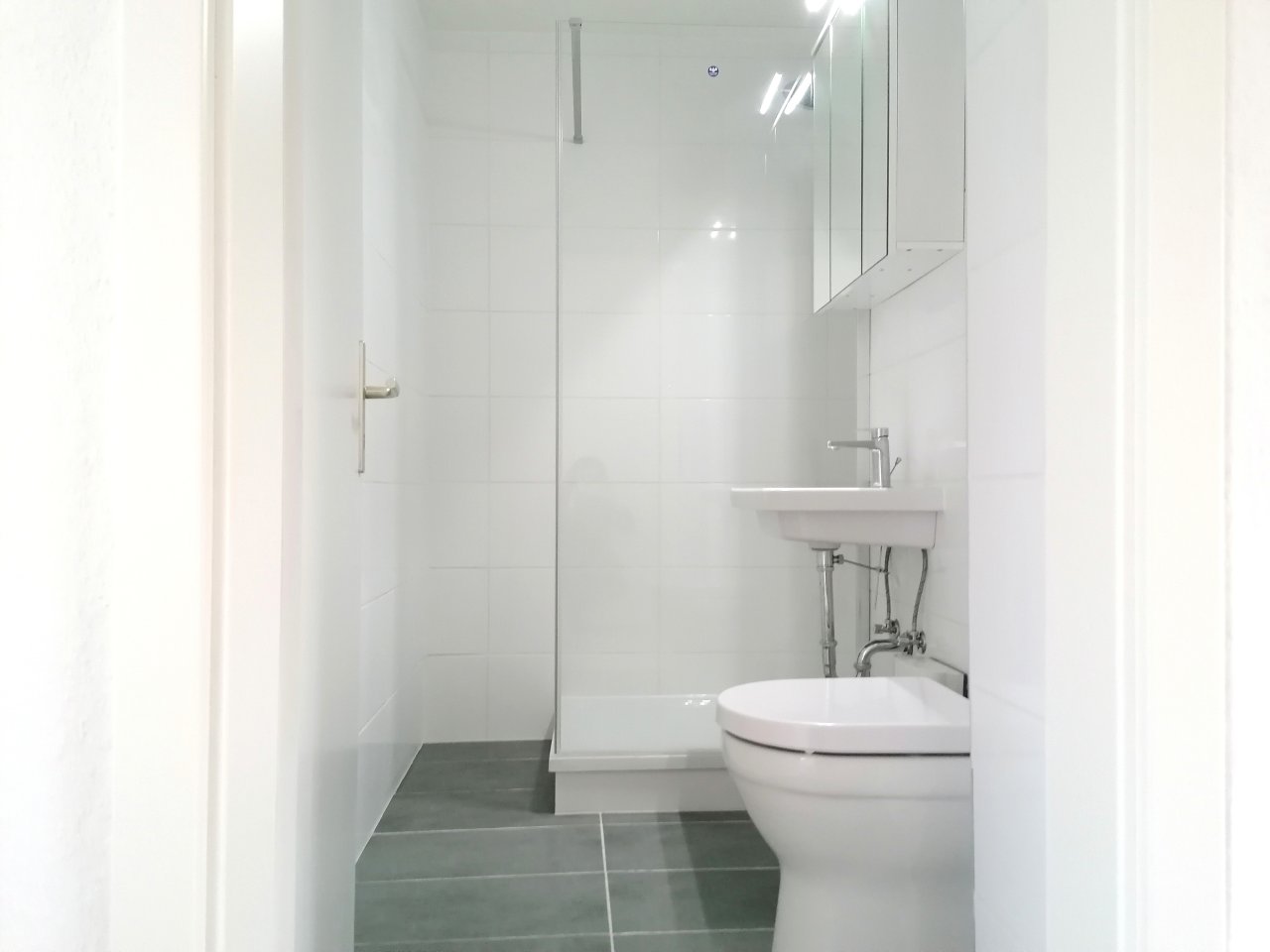 Frisch modernisiertes Badezimmer