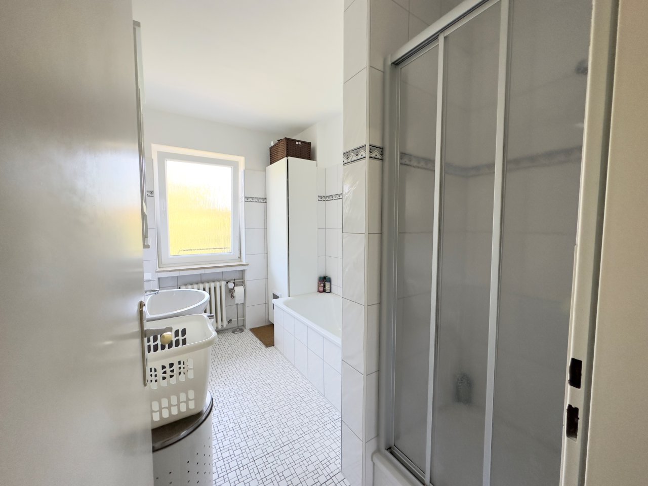 Tageslichtbad mit Dusche und Badewanne Tageslichtbad mit Dusche und Badewanne