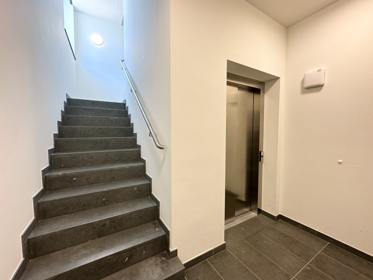 Treppenhaus mit Fahrstuhl bis ins UG 