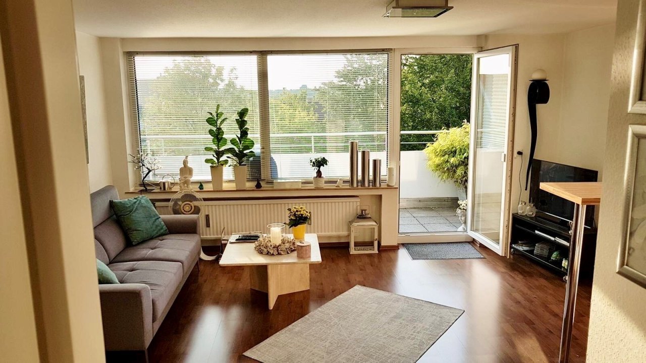 Wohnzimmer mit Balkonzugang Wohnzimmer mit Balkonzugang