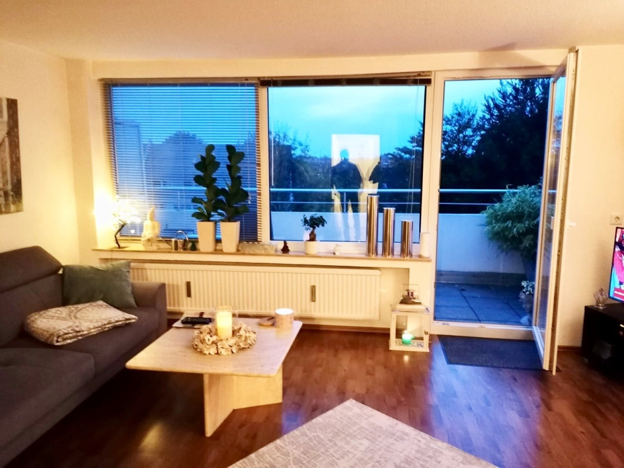 Wohnzimmer mit Balkonzugang Wohnzimmer mit Balkonzugang