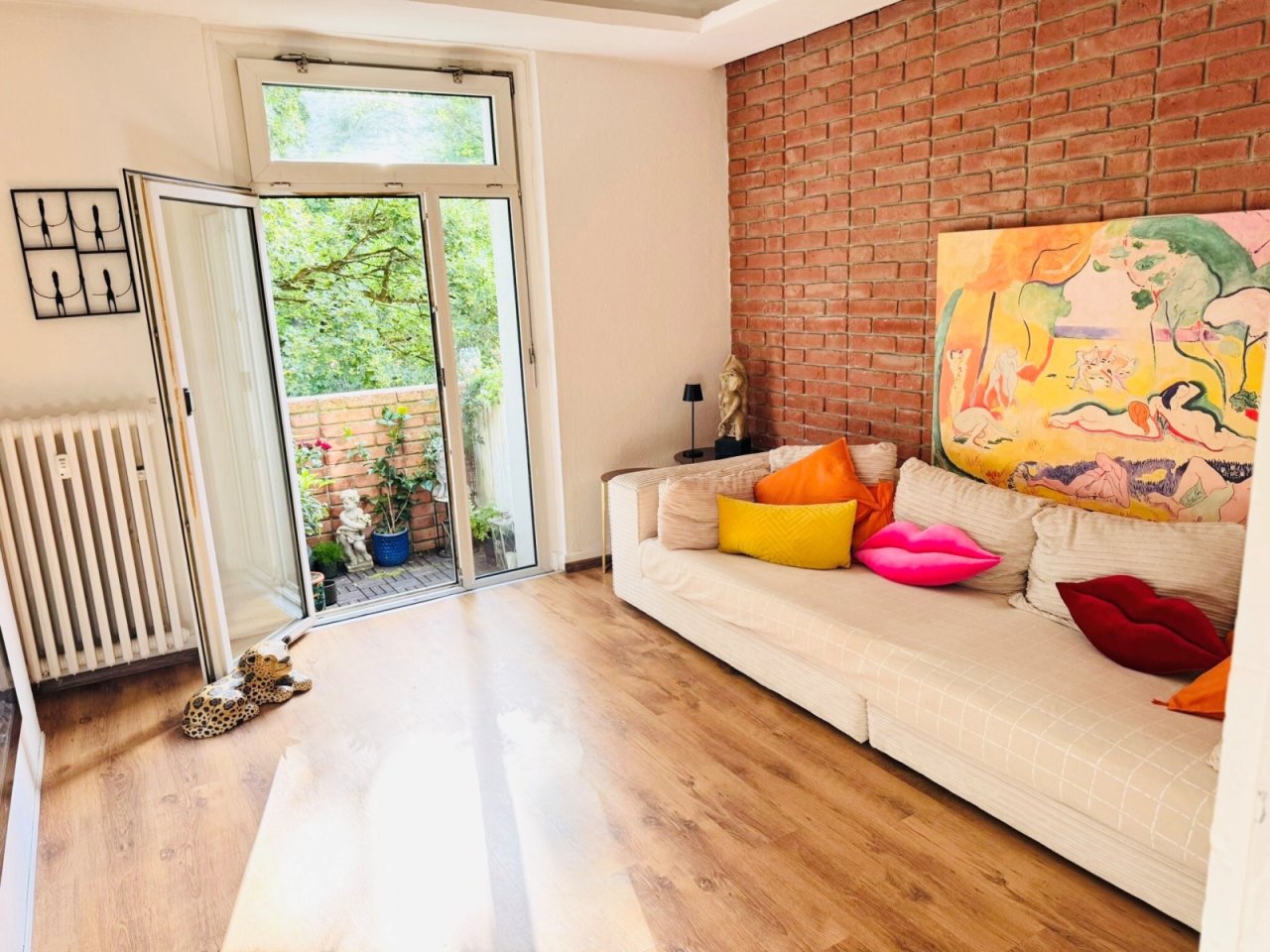 Wohnzimmer mit kleinem Balkon
