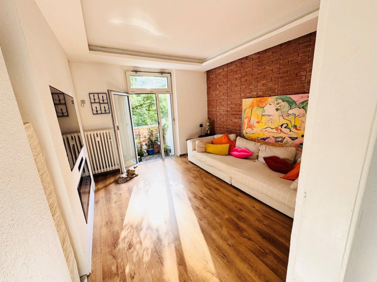 Wohnzimmer mit kleinem Balkon