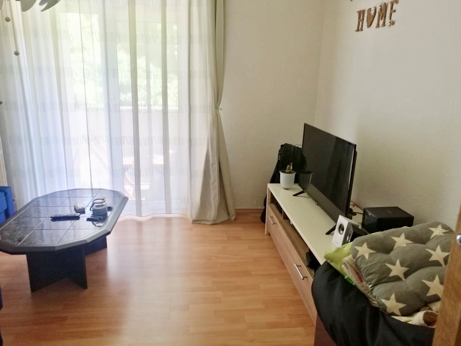 Wohnzimmer mit kleinem Balkon Wohnzimmer mit kleinem Balkon
