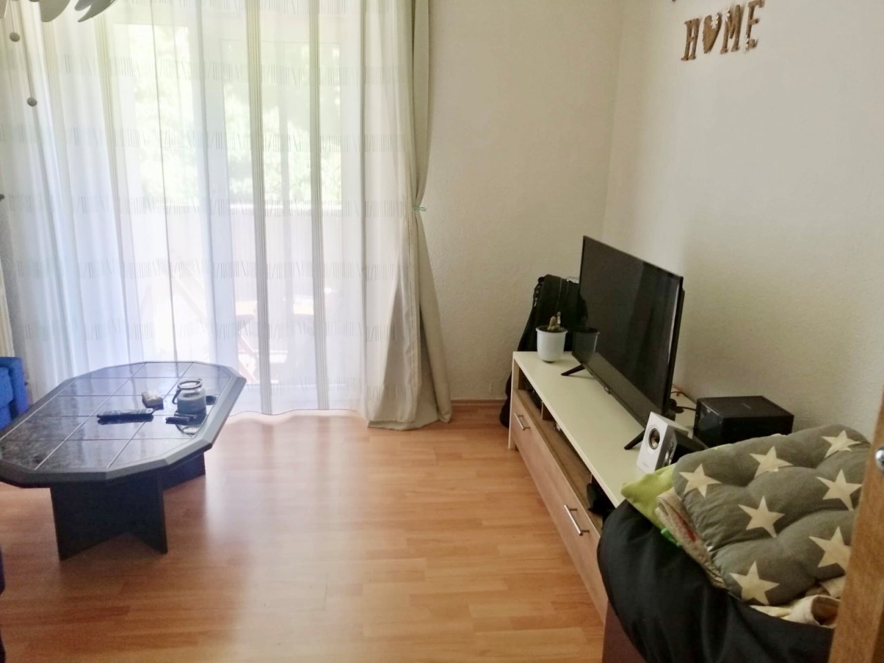 Wohnzimmer mit kleinem Balkon