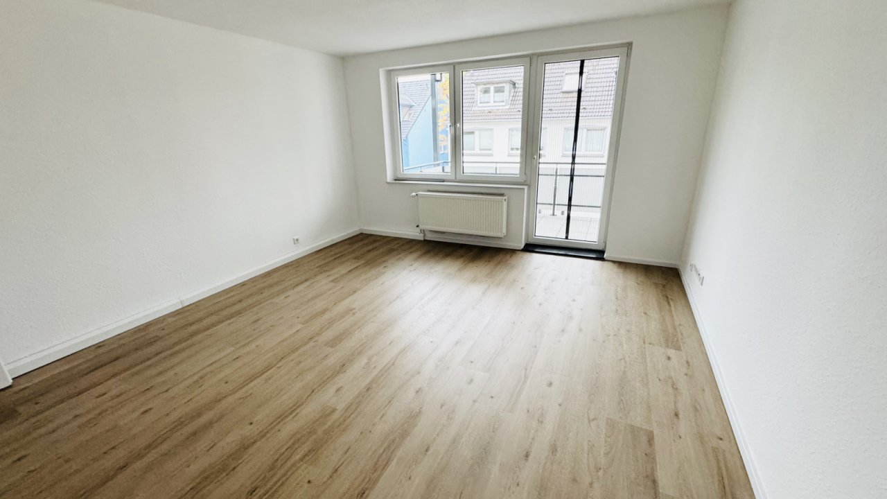 Wohnzimmer mit Balkon 