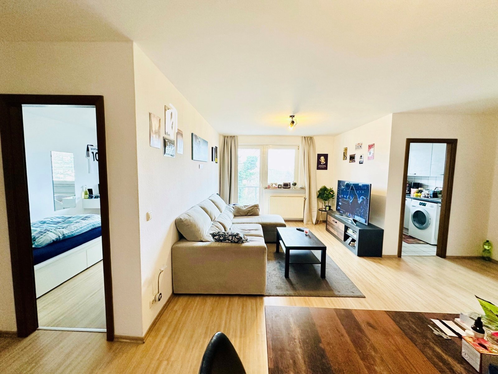 Wohnzimmer-Blick Richtung Schlafzimmer